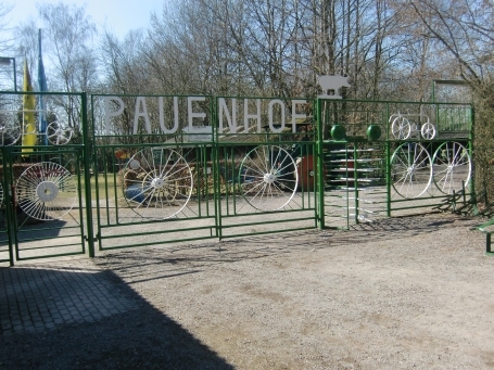 Sonsbeck : Balberger Straße, Traktorenmuseum Pauenhof, Eingang